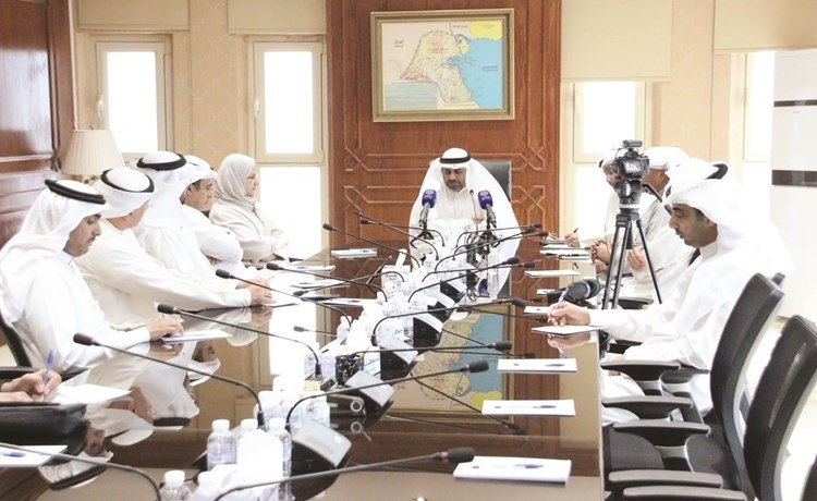 محمد الجبري خلال الاجتماع مع لجنة الطوارئ