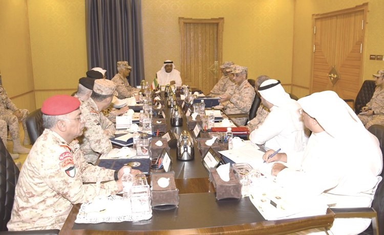 الشيخ أحمد المنصور مترئسا الاجتماع بحضور الفريق الركن محمد الخضر وقيادات الوزارة
