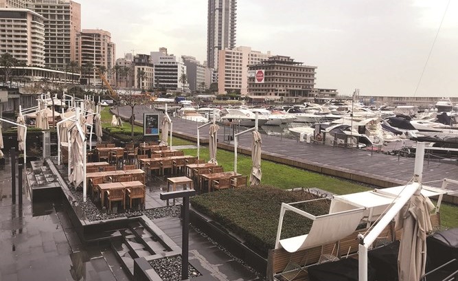 اقفال المقاهي والمطاعم في منطقة زيتونة باي في وسط بيروت تنفيذا لقرار وزارة السياحة	(محمود الطويل)