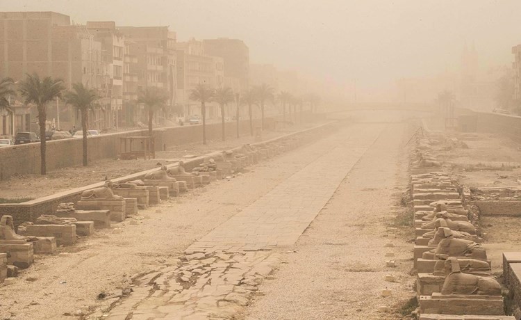 جانب من سوء الأحوال الجوية وسقوط الأمطار في المحافظات المصرية أمس (أ.ف.پرويترز)