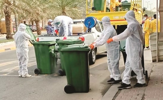 جانب من عملية تعقيم حاويات النظافة