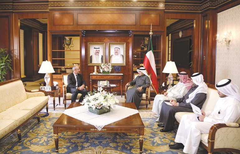 وزير الخارجية يستقبل السفير البريطاني