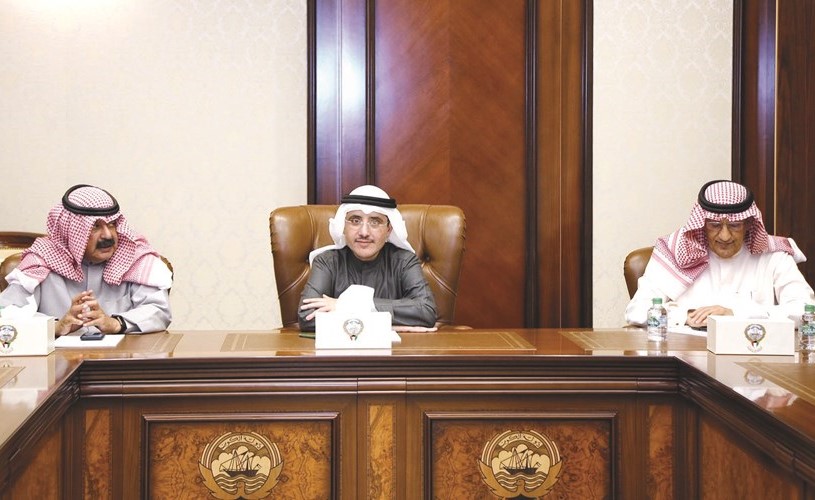 وزير الخارجية الشيخ د.أحمد ناصر المحمد وخالد الجارالله والسفير عبدالعزيز الشارخ خلال الاجتماع