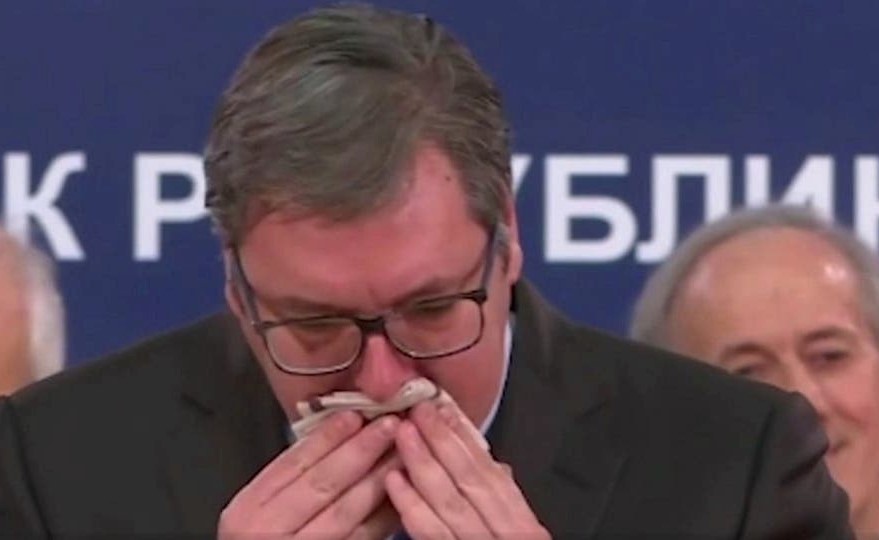 شاهد الرئيس الصربي يكاد يختنق وهو يسعل ويسعل بلا توقف