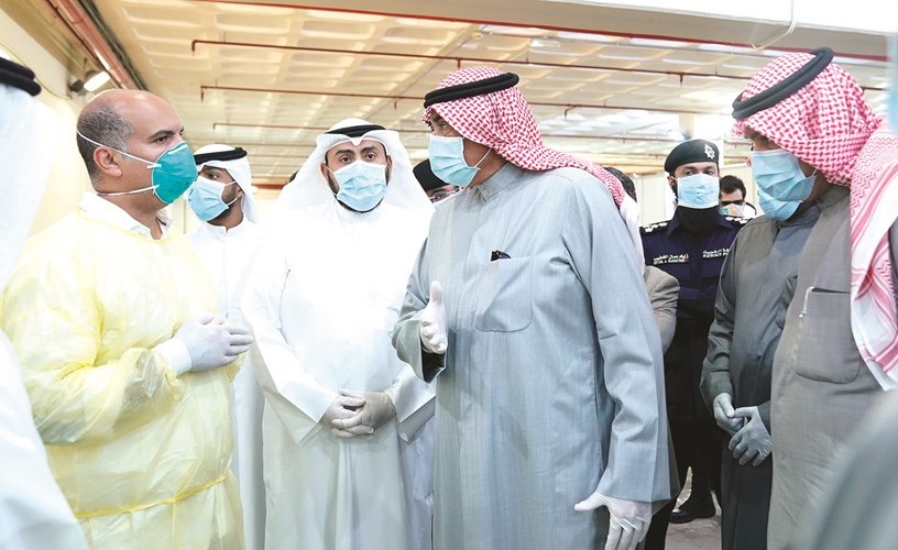سمو رئيس الوزراء الشيخ صباح الخالد خلال تفقده مركز فحص الوافدين بأرض المعارض بحضور أنس الصالح والشيخ د.باسل الصباح