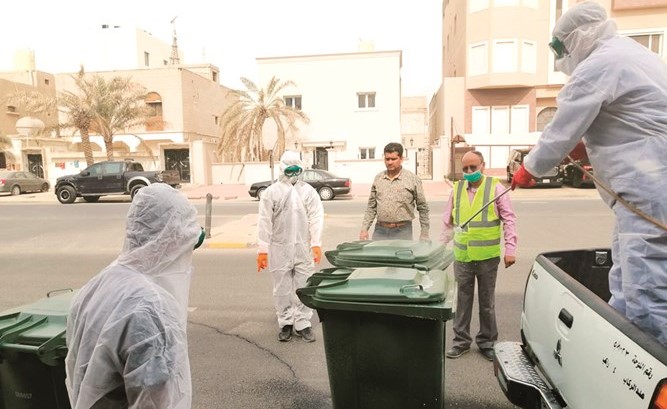 جانب من تعقيم حاويات النظافة في العاصمة
