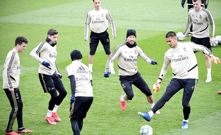 لاعبو ريال مدريد يتدربون منفردين في منازلهم 	(أ.ف.پ)