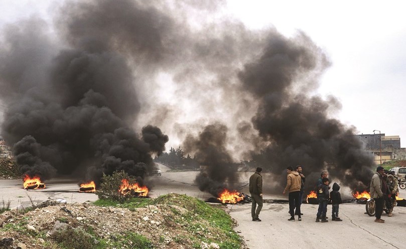 مدنيون يقطعون طريق ام 4احتجاجا على مرور الدوريات العسكرية الروسية أمس 	(أ.ف.پ)
