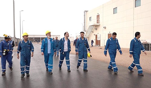 هاشم هاشم وعماد سلطان واحمد العيدان خلال جولة منشآت نفط الكويت 