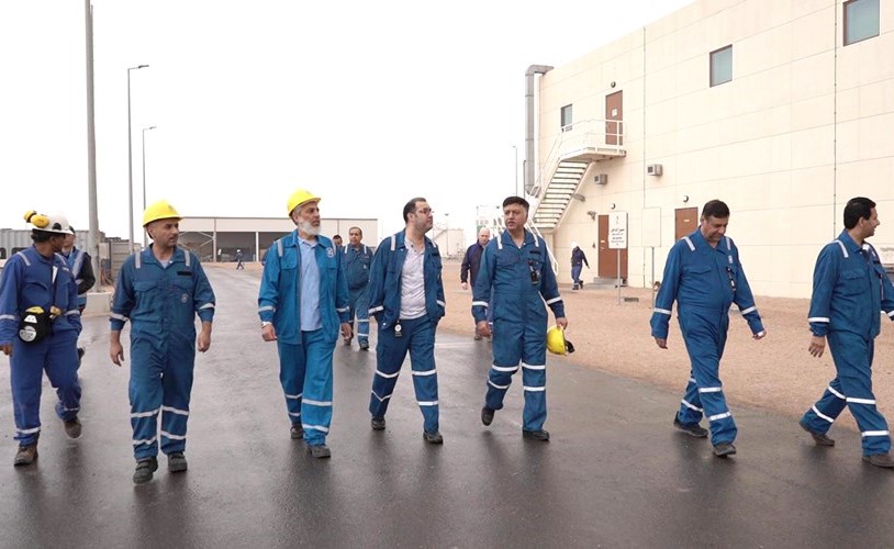 هاشم هاشم وعماد سلطان واحمد العيدانخلال جولة منشآت نفط الكويت