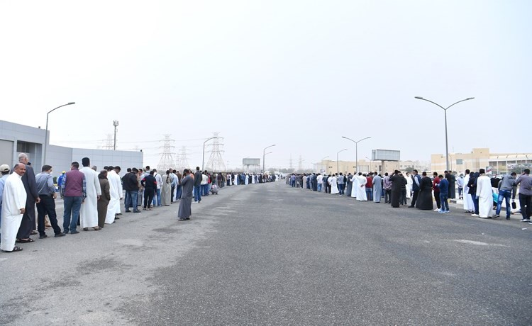 طوابير الوافدين في انتظار الفحص بأرض المعارض				(قاسم باشا)