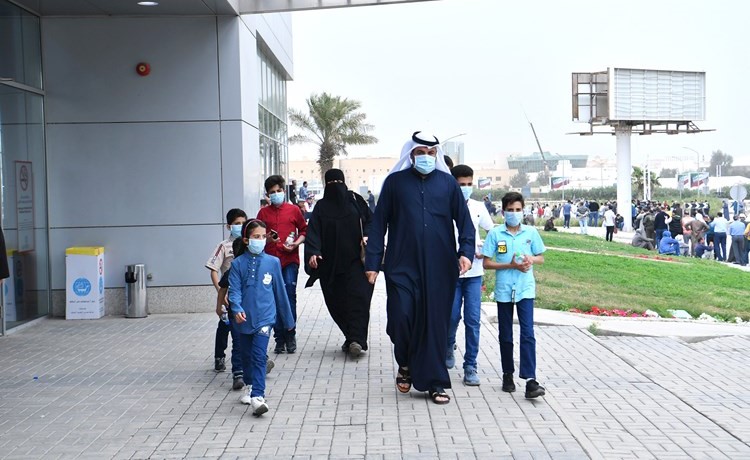 عائلة ترتدي الكمامات في طريقها للفحص