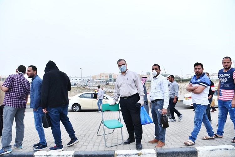 عدد من المقيمين ينتظرون دورهم