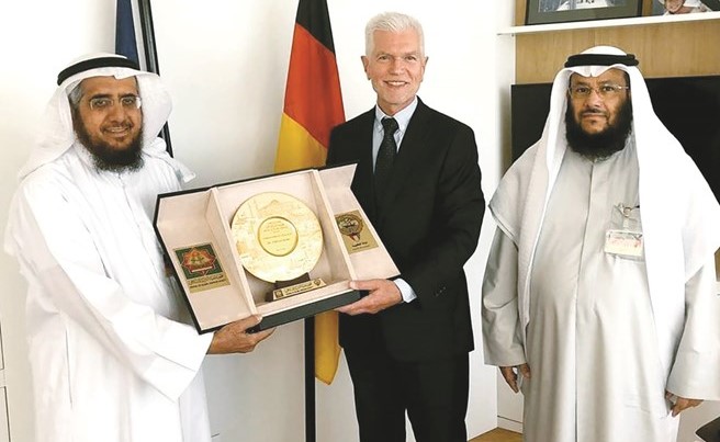 طارق العيسى يقدم هدية تذكارية الى السفير الالماني