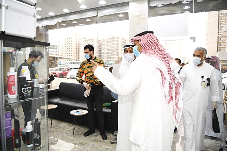 صالونات الحلاقة أيضا تم التفتيش على التزامها بارتداء القفازات والكمامات