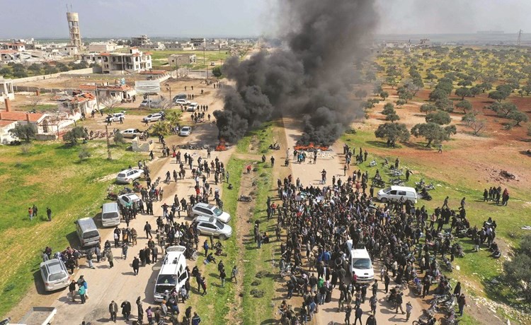 محتجون سوريون يحرقون الاطارات المطاطية ويقطعون الطريق ام 4 أمام الدورية الروسية - التركية المشتركة الأولى	(ا.ڤ.پ)