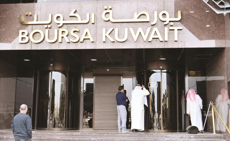 متداولون يحاولون متابعة الأسهم من خارج البورصة أمس في ظل تطبيق قرار إغلاق المبنى 	(قاسم باشا)