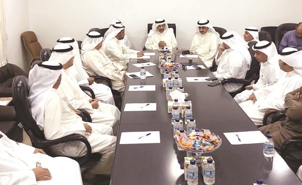 الوزير م.وليد الجاسم وم.أحمد المنفوحي خلال الاجتماع مع مسؤولي شركات النظافة