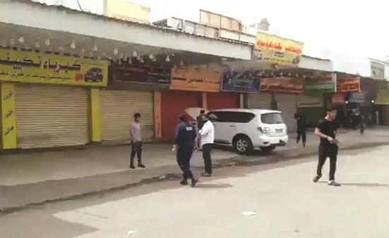 أحد رجال الأمن يوجه بإغلاق المحلات