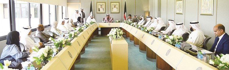 سمو الشيخ صباح الخالد خلال اجتماعه مع قيادات وزارة الصحة