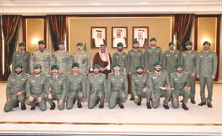 الشيخ مشعل الأحمد والفريق الركن م.هاشم الرفاعي وعدد من ضباط الحرس الوطني مع الخريجين الجدد