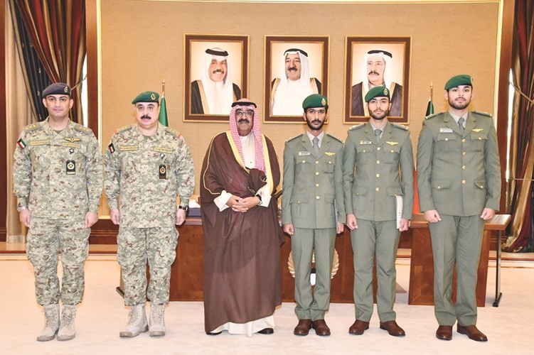 الشيخ مشعل الأحمد والفريق الركن م.هاشم الرفاعي وعدد من الخريجين
