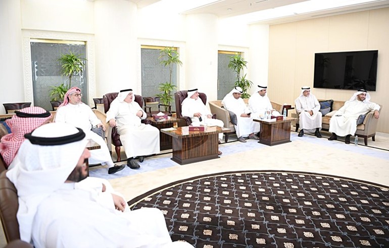 محمد الدلال ود.خليل عبدالله ويوسف الفضالة ود.بدر الملا وصالح عاشور وخليل الصالح وخالد الشطي وفيصل الكندري وسعدون حماد