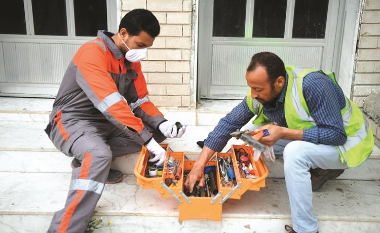 الفنيون يتجهزون للخروج في إحدى المهمات