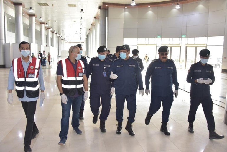 الفريق النهام تفقد مركز فحص العائدين من السفر بأرض المعارض
