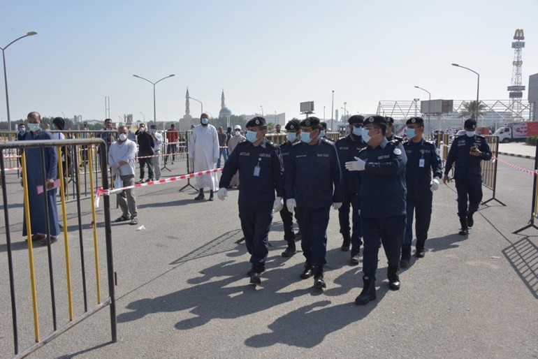 الفريق النهام تفقد مركز فحص العائدين من السفر بأرض المعارض
