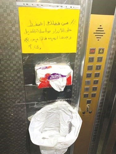 وسائل مصرية طريفة للحماية من «كورونا» في المصاعد