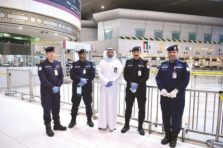 مدير عام أمن المطار اللواء وليد الصالح يتوسط عددا من قيادات المطار أثناء متابعة إجلاء الطائرة اللبنانية