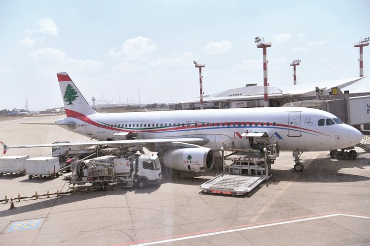 الطائرة اللبنانية أثناء تواجدها في مطار الكويت لنقل المسافرين