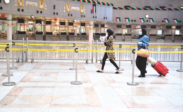 مسافرتان لبنانيتان تتجهان لإنهاء إجراءات السفر بالمطار