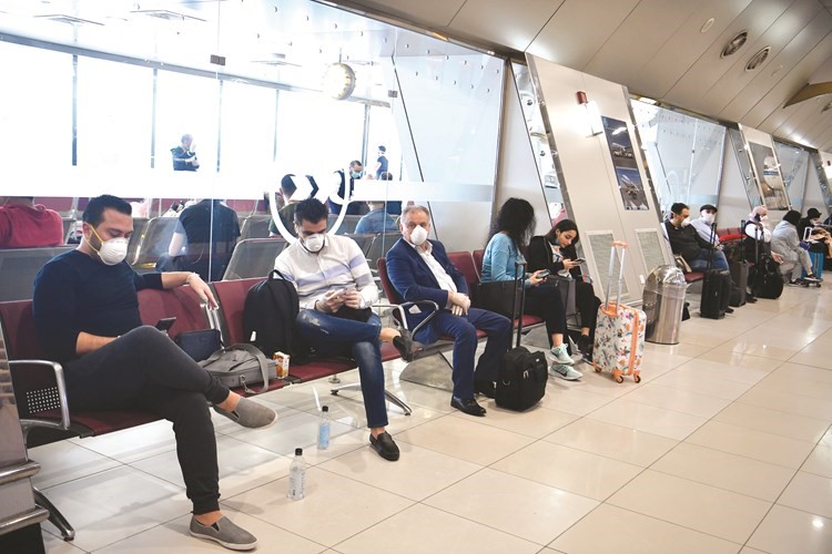 جانب من الرعايا اللبنانيين قبيل صعودهم الطائرة