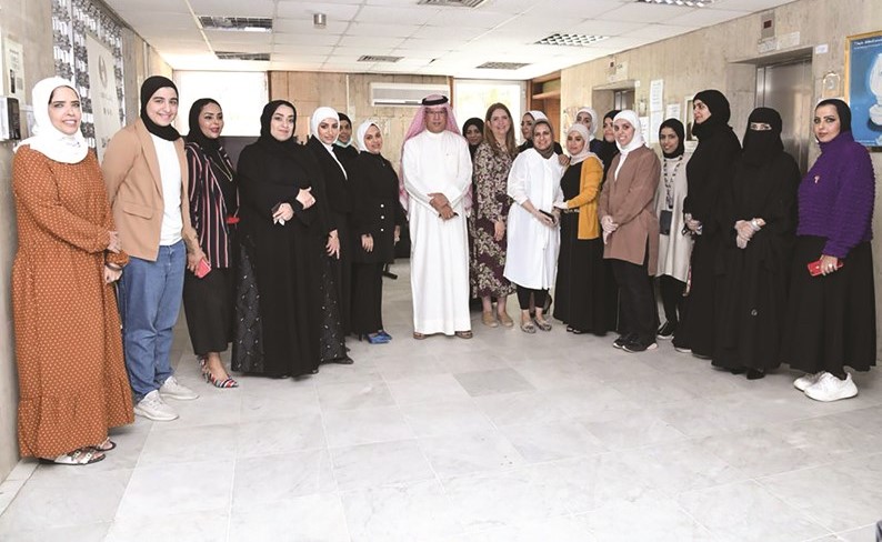 مبارك الحريص متوسطا عددا من موظفات فرق الطوارئ