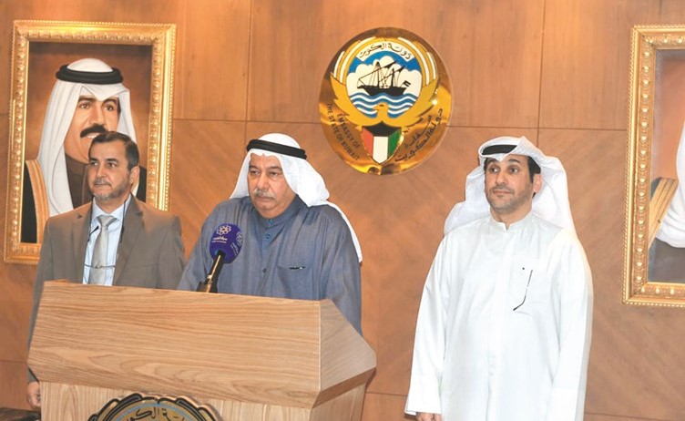 السفير محمد الذويخ متوسطا د.أحمد المطيري ود.يعقوب الكندري	(ناصر عبدالسيد)