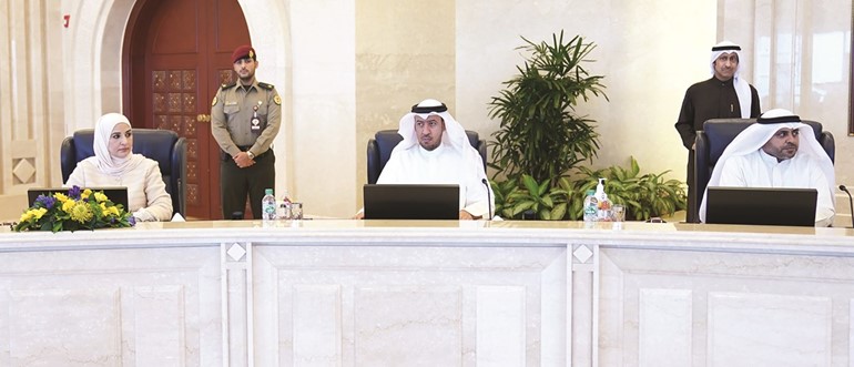محمد الجبري والمستشار د. فهد العفاسي ومريم العقيل خلال الجلسة