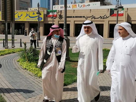 المنفوحي يتفقد أسواق المباركية للتأكد من التزام المحلات بقرار مجلس الوزراء