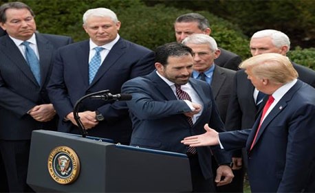 بالفيديو.. ترامب مصرّ على مصافحة زوّاره رغم تحذيرات منظّمة الصحة