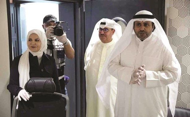 وزير الاعلام محمد الجبري والوكيلة منيرة الهويدي والوكيل المساعد لقطاع الإذاعة الشيخ فهد المبارك أثناء الجولة