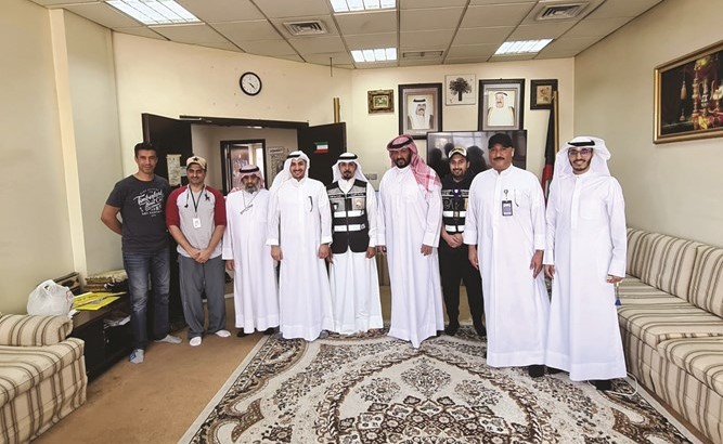 الشيخ طلال الخالد خلال زيارته فريق طوارئ بلدية محافظة العاصمة