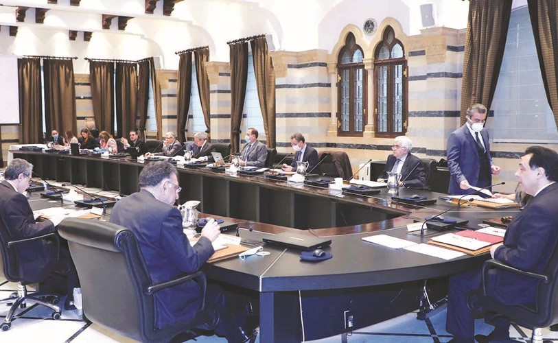 رئيس مجلس الوزراء حسان دياب مترئسا جلسة مجلس الوزراء في السرايا الحكومي	(محمود الطويل)
