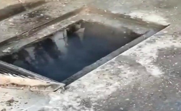 بالفيديو.. «الإعلام الأمني»: لا صحة لقيام  وافدين بكسر «جورة مجاري»