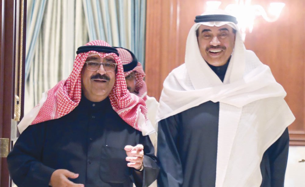 الشيخ مشعل الأحمد لدى استقباله سمو الشيخ صباح الخالد