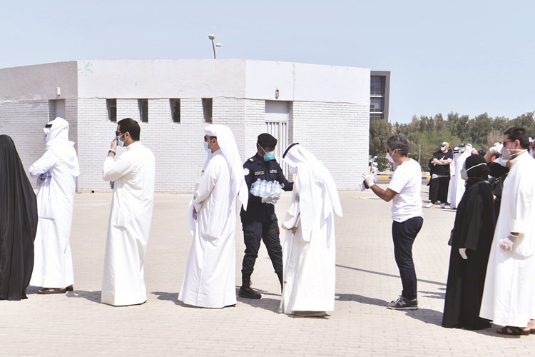 رجال الشرطة يوزعون الماء
