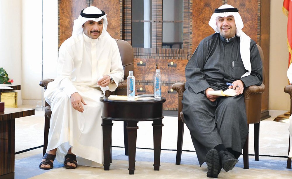 ‏رئيس مجلس الأمة مرزوق الغانم والوزير أنس الصالح خلال الاجتماع
