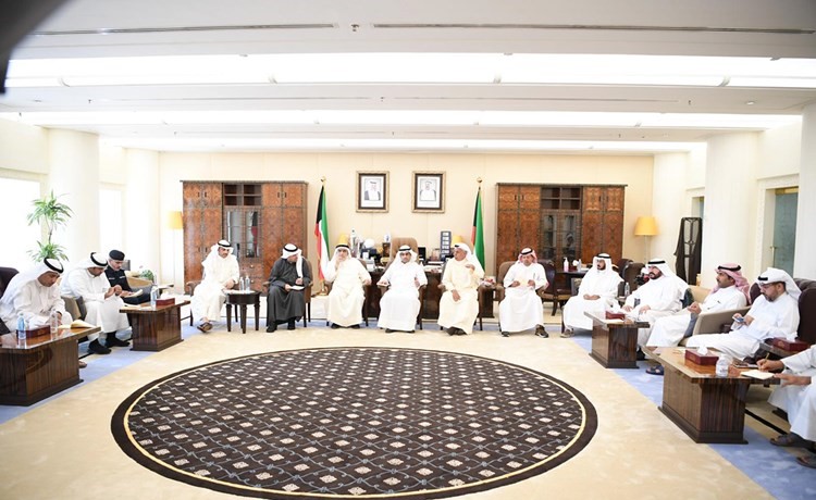 رئيس مجلس الأمة مرزوق الغانم ونائب رئيس مجلس الوزراء ووزير الداخلية ووزير الدولة لشؤون مجلس الوزراء أنس الصالح يتوسطان النواب خلال الاجتماع الذي عقد أمس في مكتب رئيس مجلس الأمة