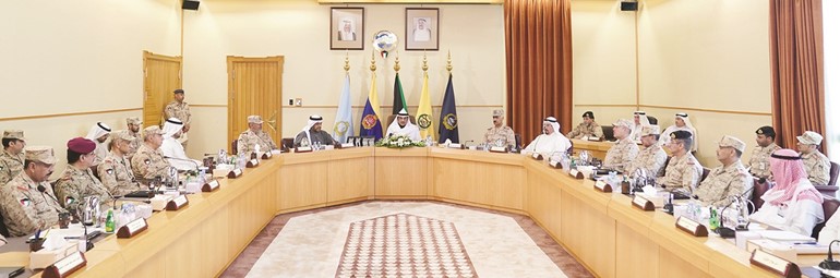 سمو رئيس الوزراء الشيخ صباح الخالد خلال الاجتماع مع الشيخ أحمد المنصور وقيادات وزارة الدفاع