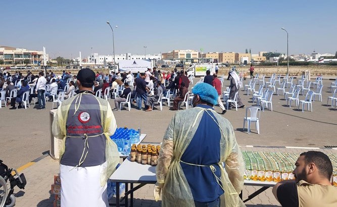 «إعانة المرضى» توزع 5500 وجبة غذائية و14 ألف علبة عصائر ومياه على مراجعي فحص الكورونا بأرض المعارض